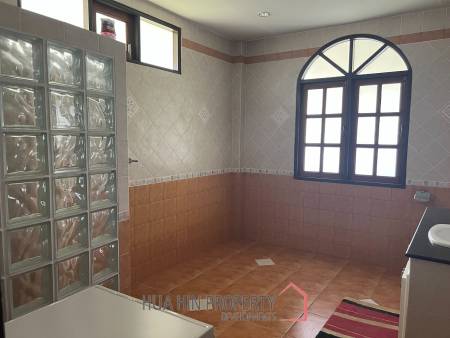 Beautiful 2-bedroom house with large land plot and garden