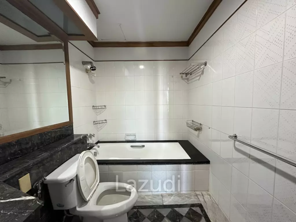 1 bed 1 bath condo 88 sqm. Baan Chao Praya for sale