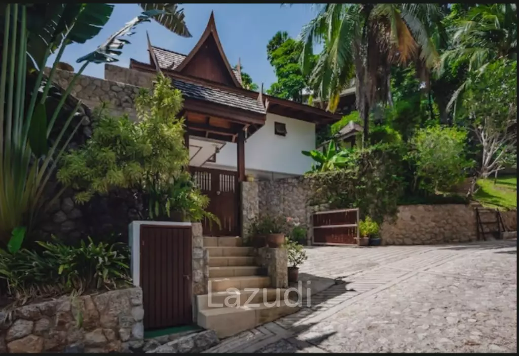 3-Bedroom Hillside Pool Villa within Walking Distance to Surin Beach