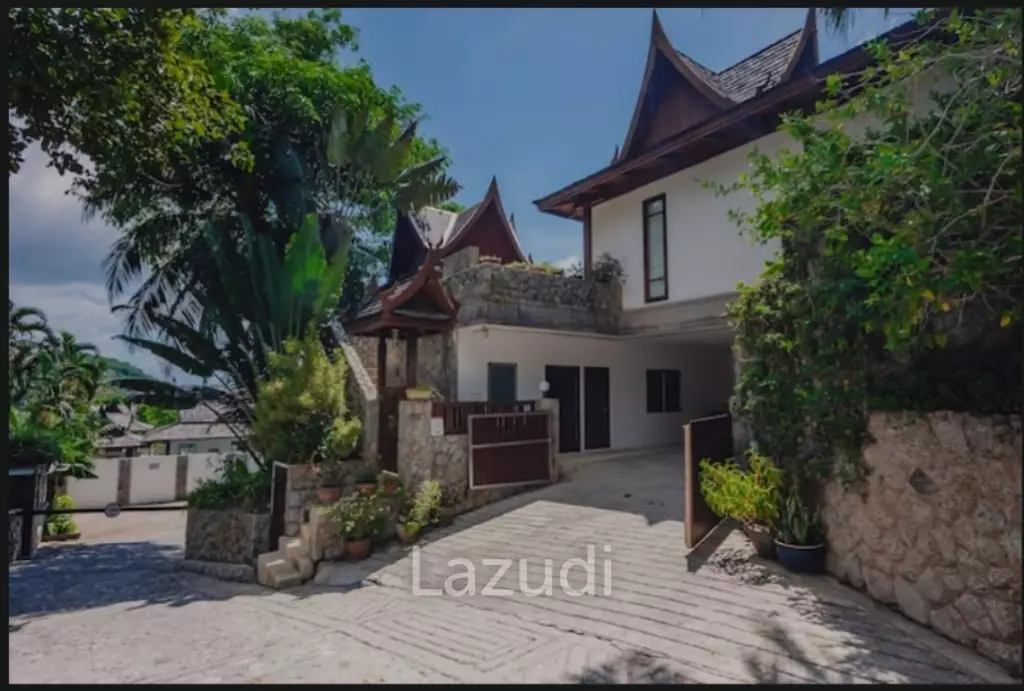 3-Bedroom Hillside Pool Villa within Walking Distance to Surin Beach