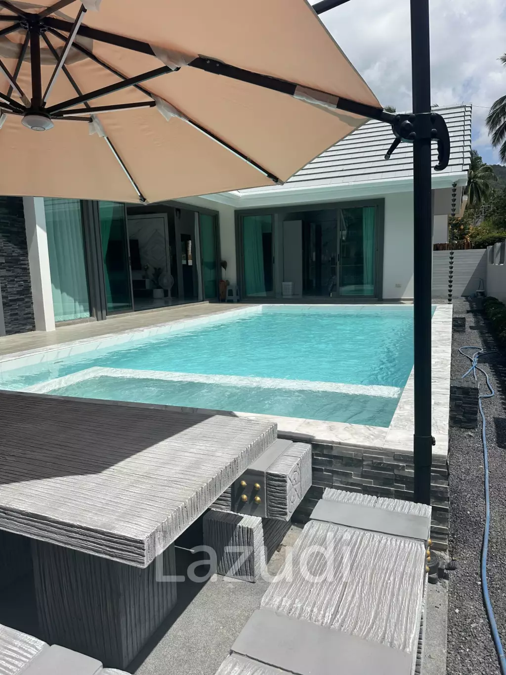 3BR Villa with Pool Jacuzzi – Fully Fenced Garden