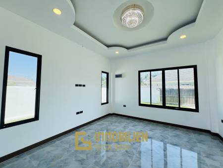 privater Pool / 250 qm Wohnfläche / modernes Design