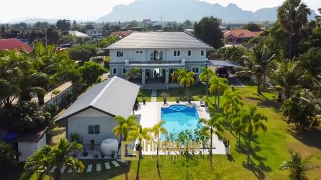 512 qm Wohnfläche / 7 Schlafzimmer / 3.700 qm Grundstück