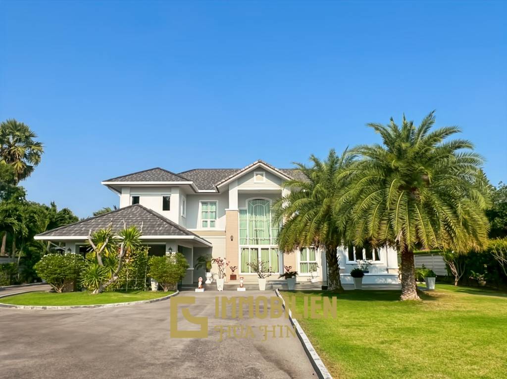 512 qm Wohnfläche / 7 Schlafzimmer / 3.700 qm Grundstück