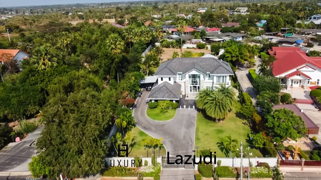 Surface habitable de 512 m² / 7 chambres / Terrain de 3 700 m²