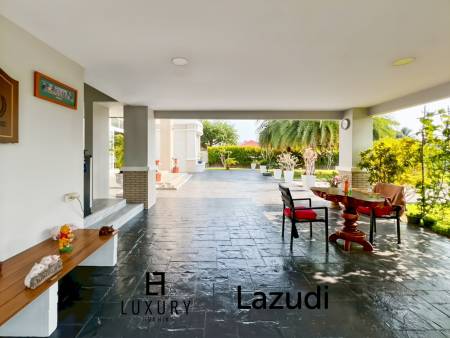 Surface habitable de 512 m² / 7 chambres / Terrain de 3 700 m²