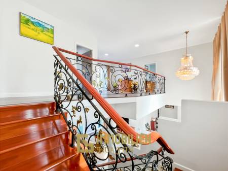 512 qm Wohnfläche / 7 Schlafzimmer / 3.700 qm Grundstück