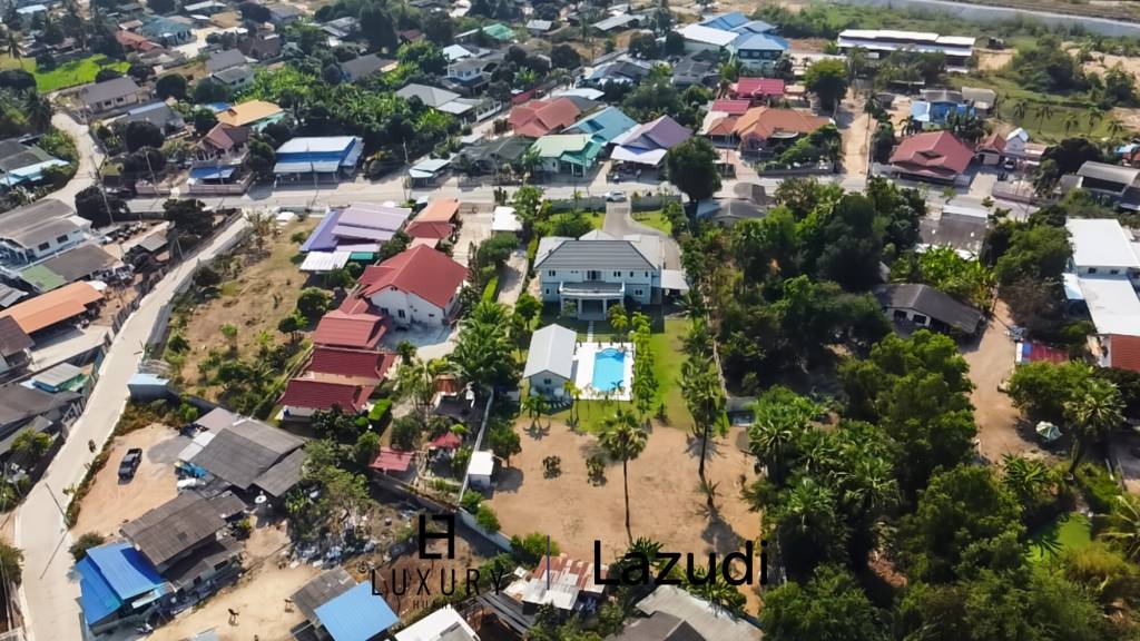 Surface habitable de 512 m² / 7 chambres / Terrain de 3 700 m²