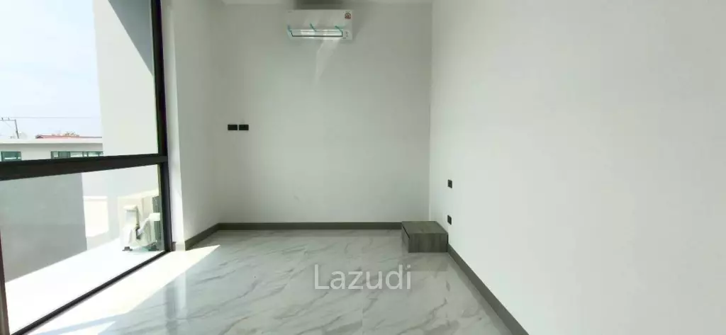 4  Bedroom 490 SQ.M. Luxury Privacy Villa In Pattaya