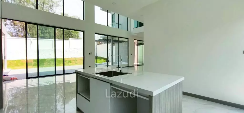 4  Bedroom 490 SQ.M. Luxury Privacy Villa In Pattaya