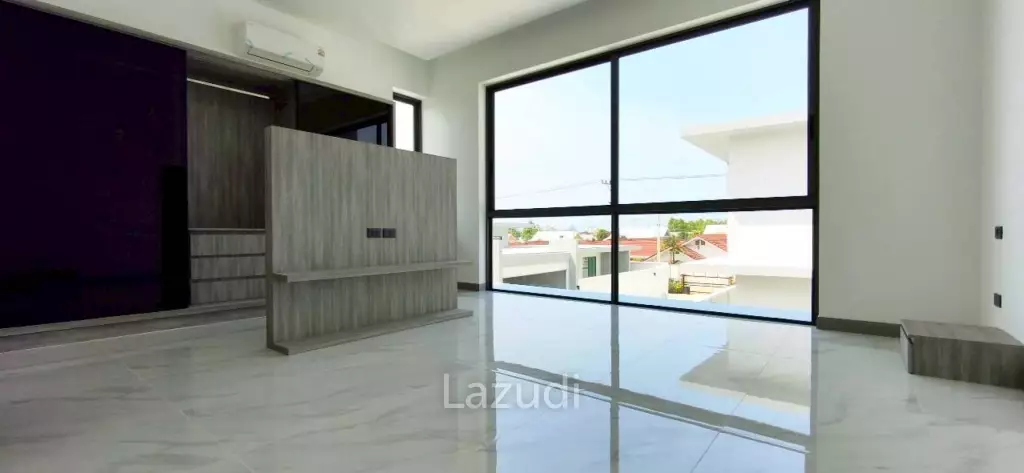 4  Bedroom 490 SQ.M. Luxury Privacy Villa In Pattaya