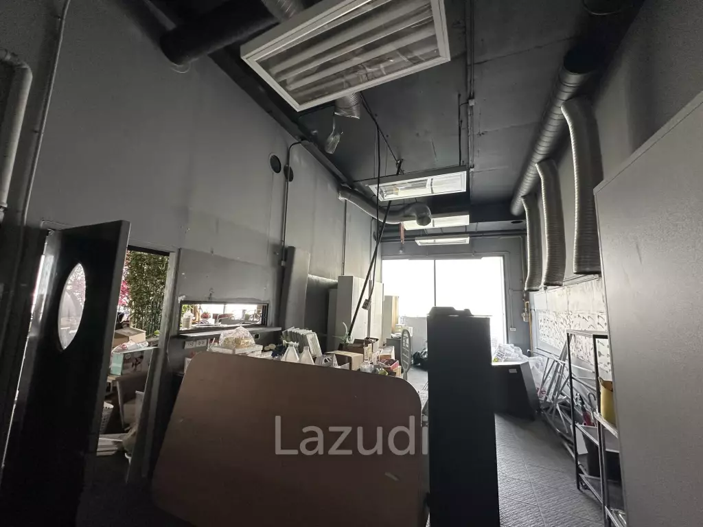 196 sqm three-storey retail space in Lumphini Pathum Wan Bangkok
