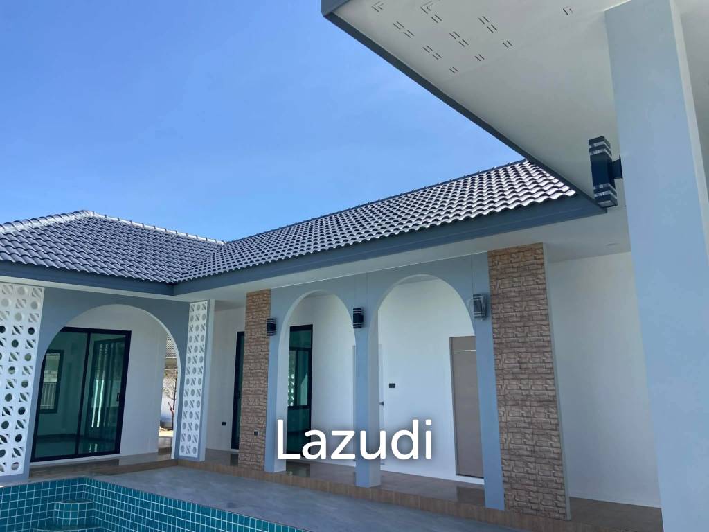 Modern 250 sqm pool villa for sale in Pran Buri