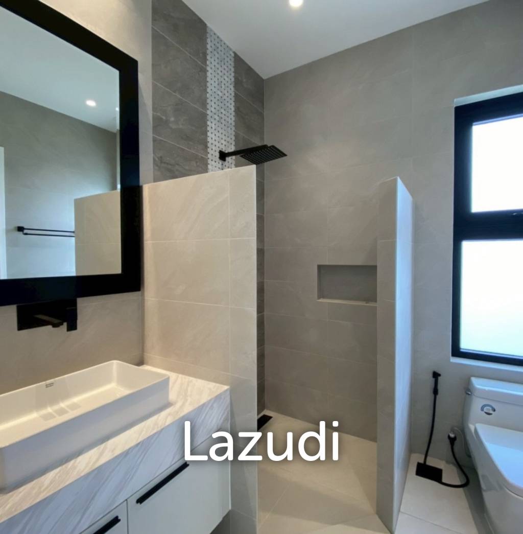 Parkland villa : Luxurious 5 Bed Pool Villa at Wangphong