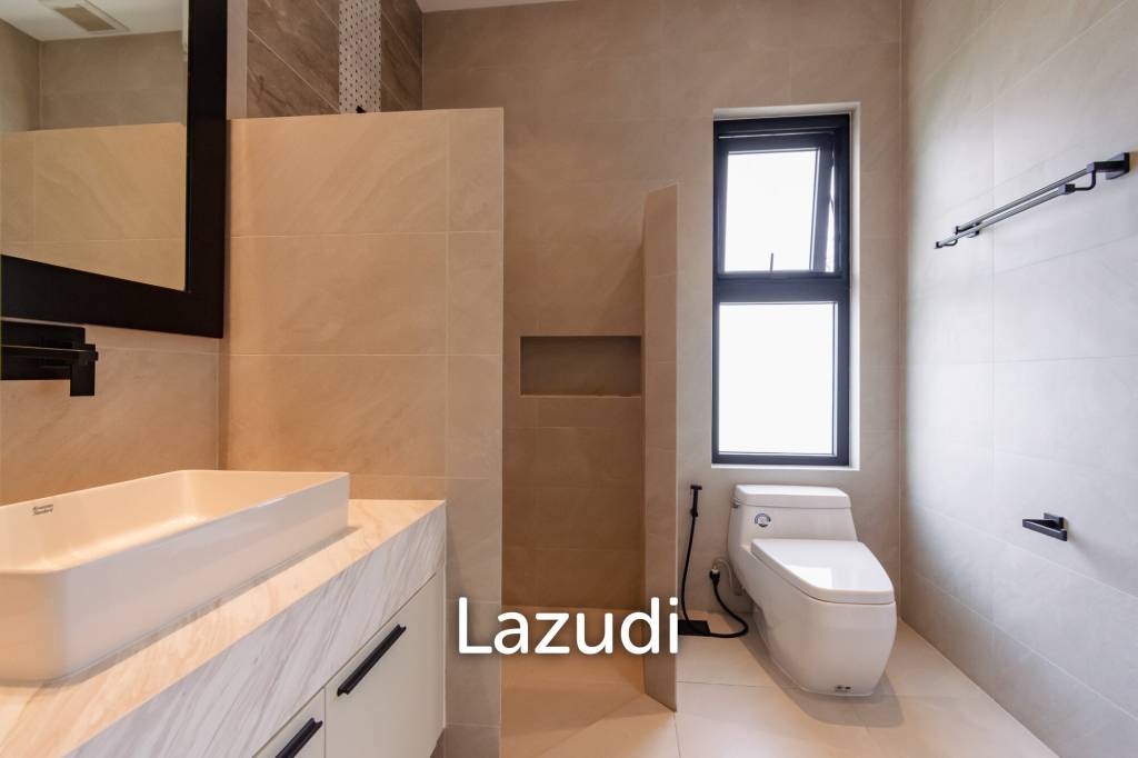 Parkland villa : Luxurious 5 Bed Pool Villa at Wangphong