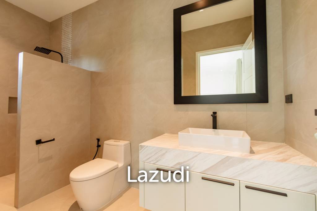 Parkland villa : Luxurious 5 Bed Pool Villa at Wangphong