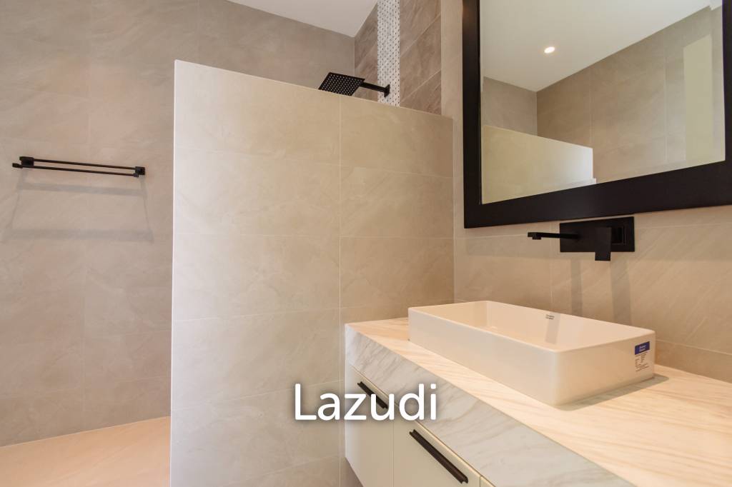 Parkland villa : Luxurious 5 Bed Pool Villa at Wangphong