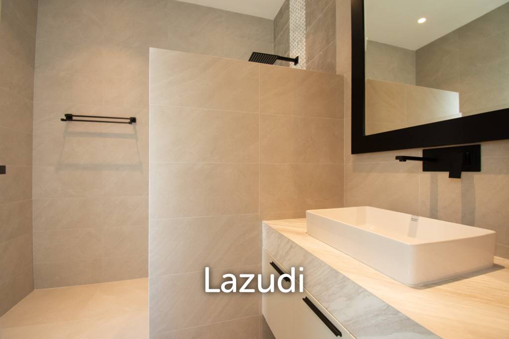 Parkland villa : Luxurious 5 Bed Pool Villa at Wangphong