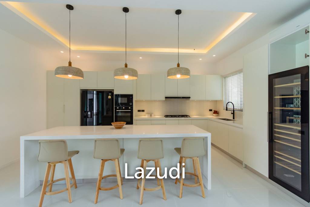 Parkland villa : Luxurious 5 Bed Pool Villa at Wangphong