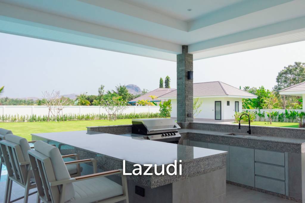 Parkland villa : Luxurious 5 Bed Pool Villa at Wangphong