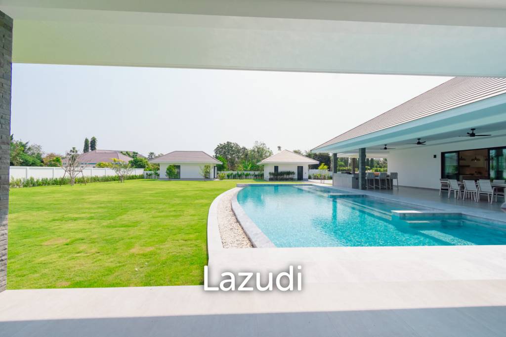 Parkland villa : Luxurious 5 Bed Pool Villa at Wangphong