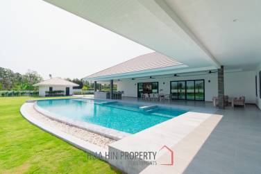 Parkland villa : Luxurious 5 Bed Pool Villa at Wangphong