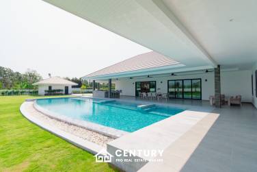 Parkland villa : Luxurious 5 Bed Pool Villa at Wangphong