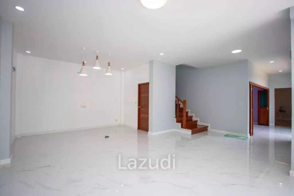 4 Bedrooms House for Rent near the Outer Ring Road 2 in Saraphi