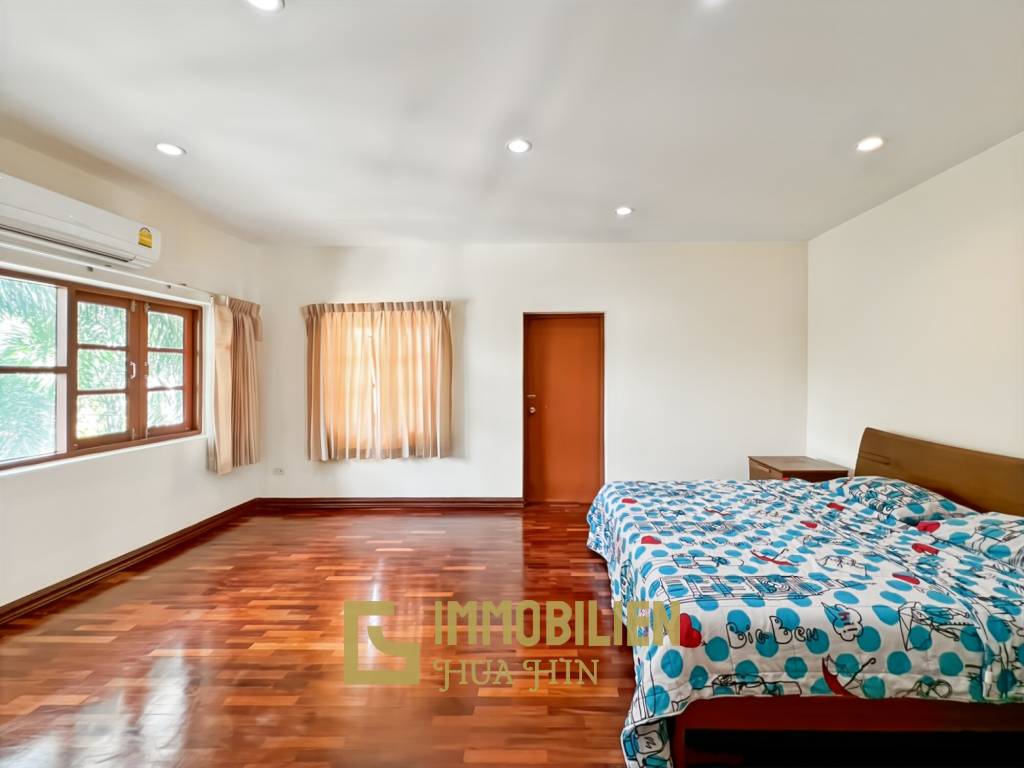 337 qm Wohnfläche / privater Pool / 438 qm Grundstück