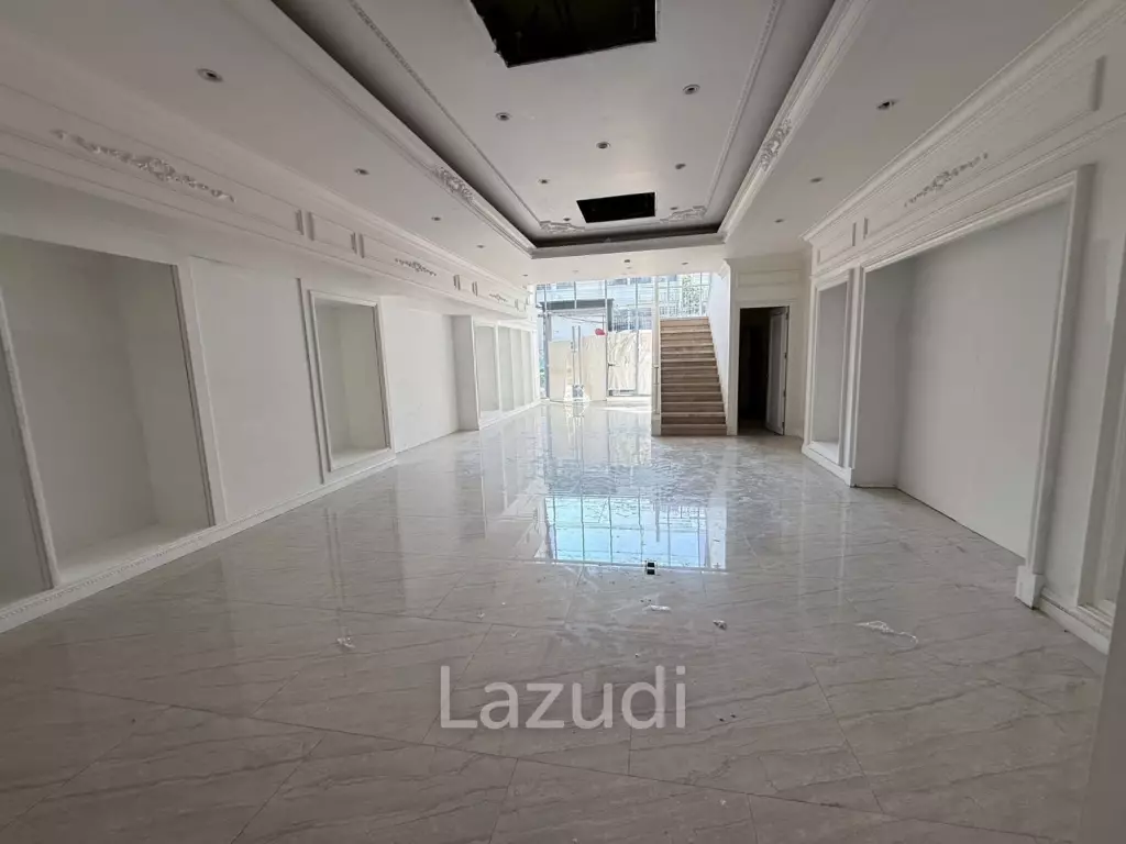 182sqm Retail Opportunity at the Taste Thong Lo Intersection – High Traffic, High Visibility