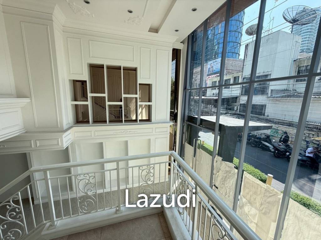 182sqm Retail Opportunity at the Taste Thong Lo Intersection – High Traffic, High Visibility
