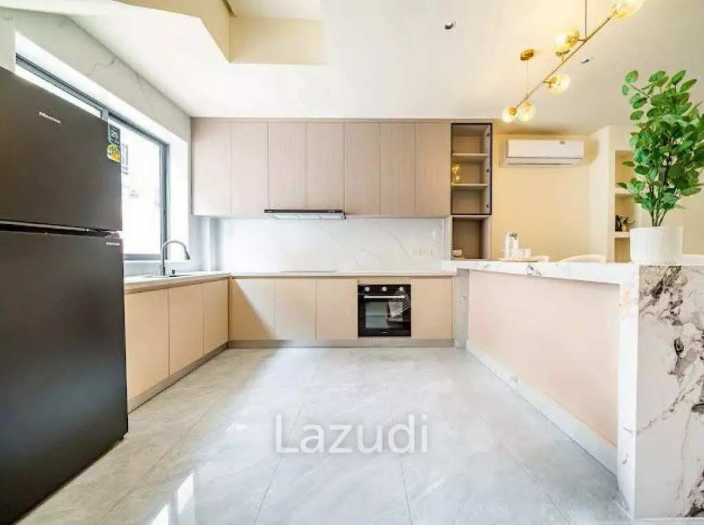 6 Bed 6 Bath 300 SQ.M. Private House In Central Pattaya