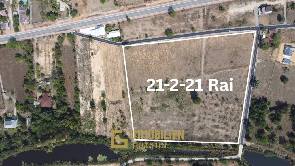 Земельный участок площадью 34 000 кв. м / прямоугольной формы / частично расчищен.