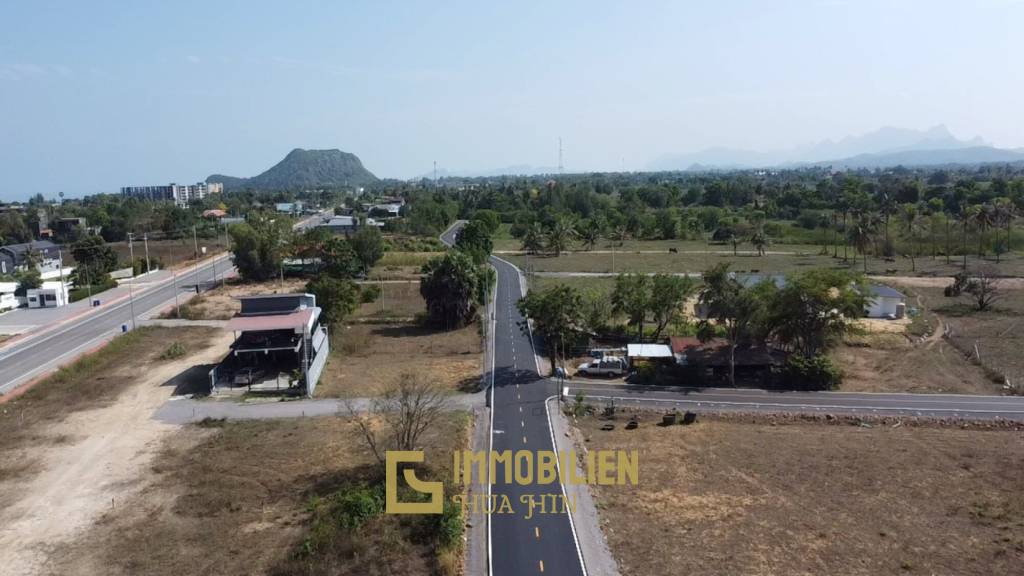 Земельный участок площадью 34 000 кв. м / прямоугольной формы / частично расчищен.