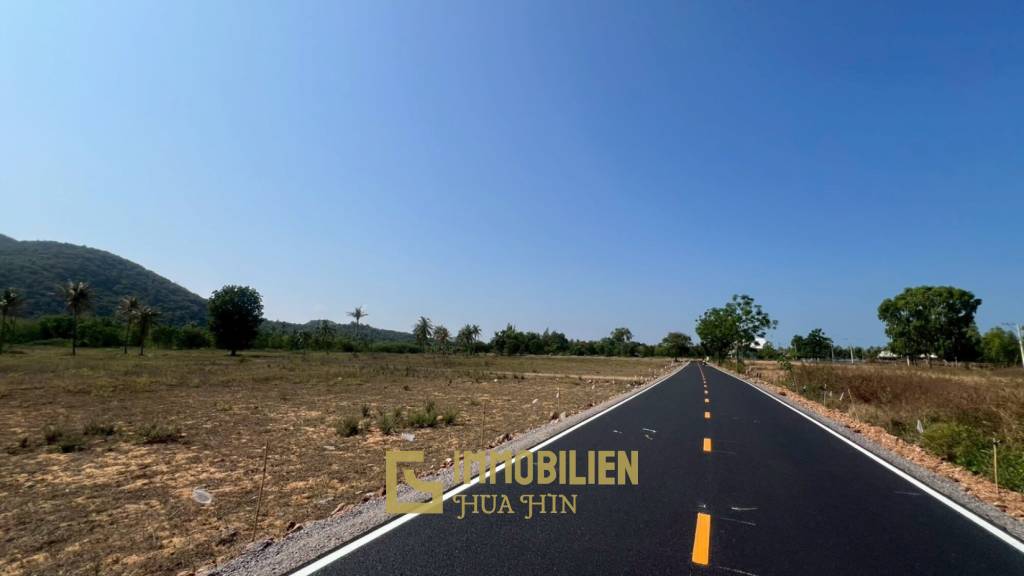 Земельный участок площадью 34 000 кв. м / прямоугольной формы / частично расчищен.