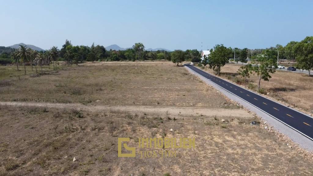 Земельный участок площадью 34 000 кв. м / прямоугольной формы / частично расчищен.