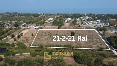 Земельный участок площадью 34 000 кв. м / прямоугольной формы / частично расчищен.