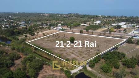 Земельный участок площадью 34 000 кв. м / прямоугольной формы / частично расчищен.