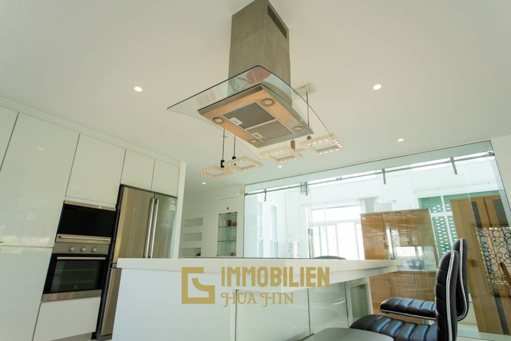 Modern / 380 qm Wohnfläche / frei stehend