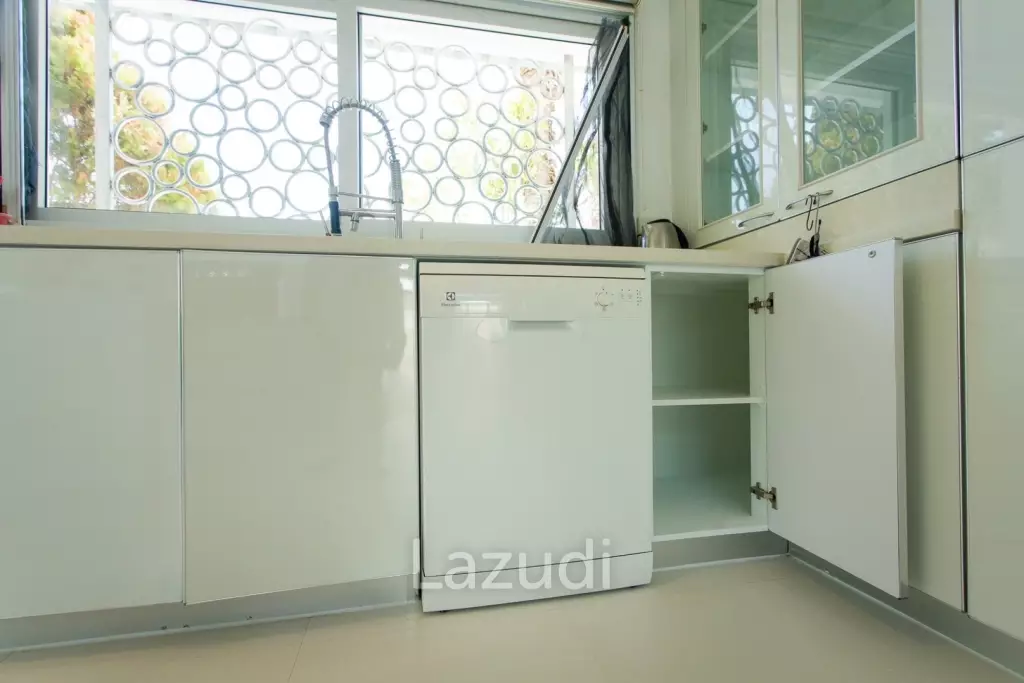 Modern 380 sqm pool villa in Thap Tai Hua Hin