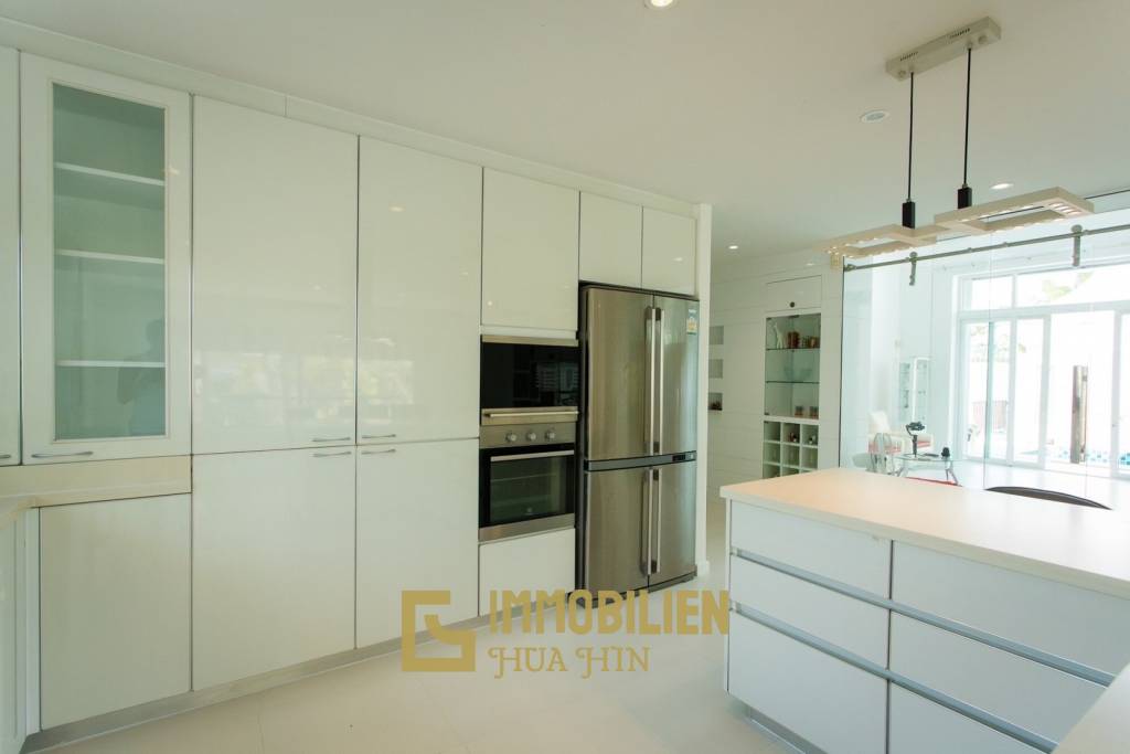 Modern / 380 qm Wohnfläche / frei stehend