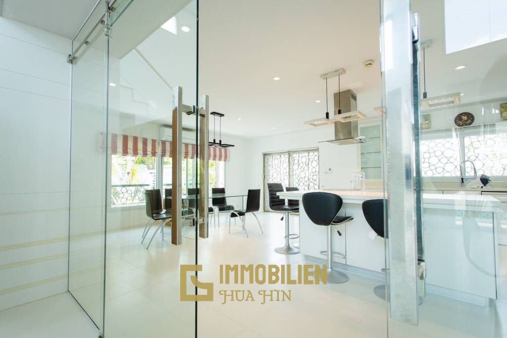 Modern / 380 qm Wohnfläche / frei stehend