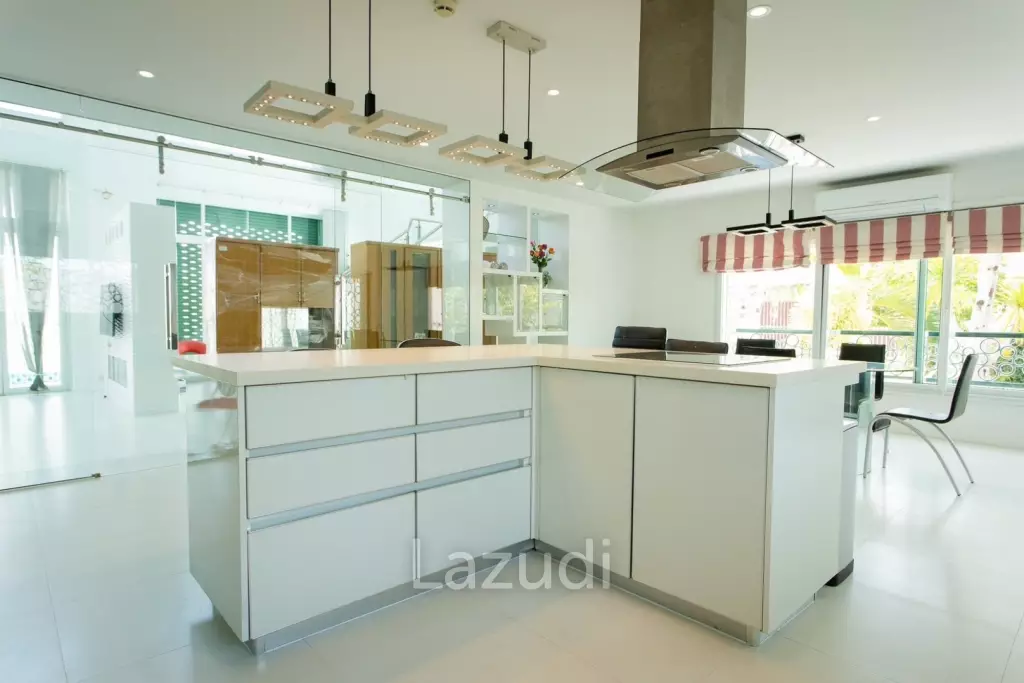 Modern 380 sqm pool villa in Thap Tai Hua Hin