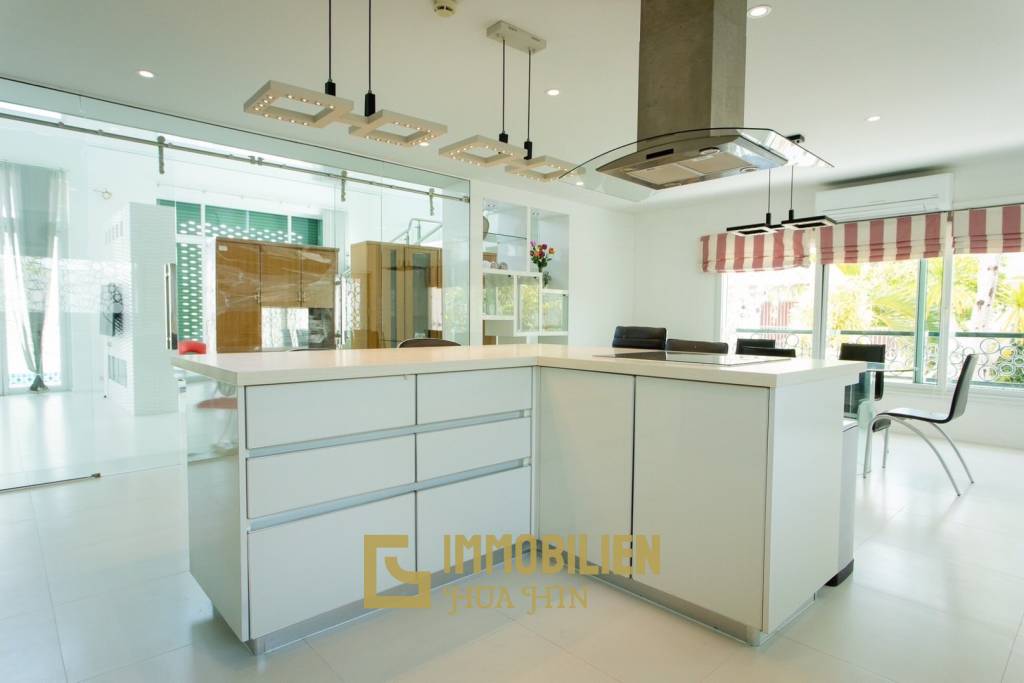 Modern / 380 qm Wohnfläche / frei stehend