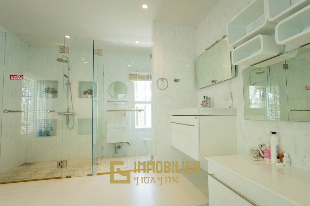 Modern / 380 qm Wohnfläche / frei stehend