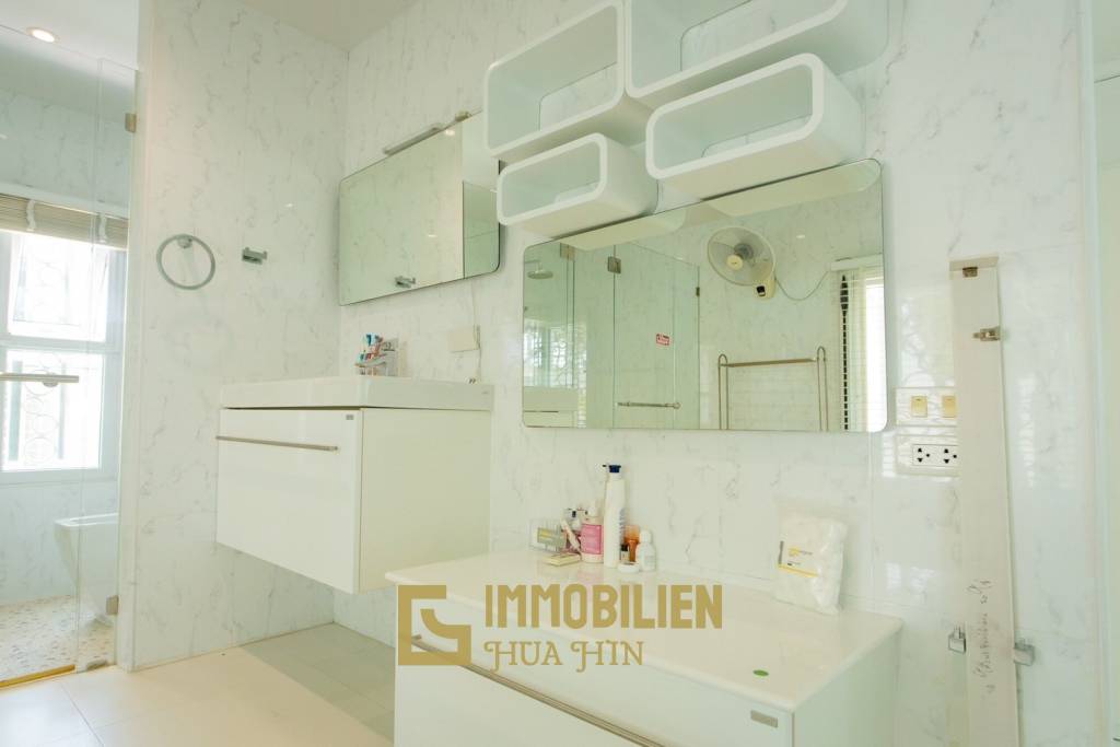 Modern / 380 qm Wohnfläche / frei stehend