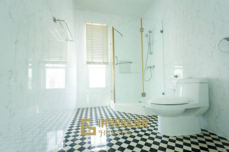 Modern / 380 qm Wohnfläche / frei stehend