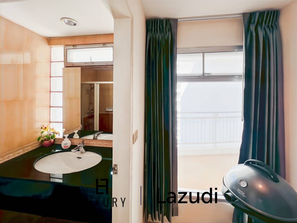 Sea View 2-Bedroom Condo on High Floor at Jamjuree Condo