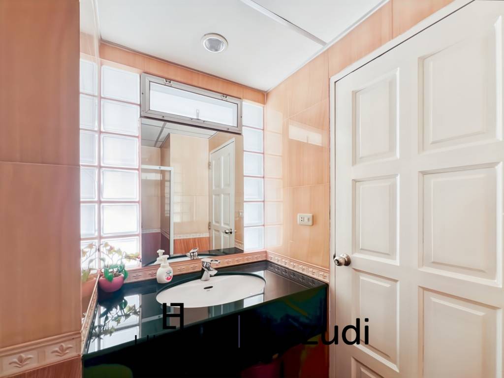 Sea View 2-Bedroom Condo on High Floor at Jamjuree Condo