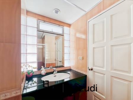 Sea View 2-Bedroom Condo on High Floor at Jamjuree Condo